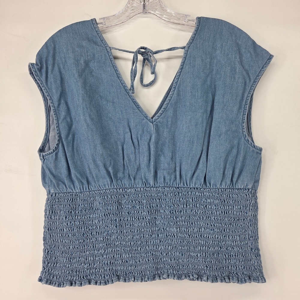 Old Navy Chambray Smocked Waist Top L Blue V-Neck Boho Eclectic - Picture 2 of 6